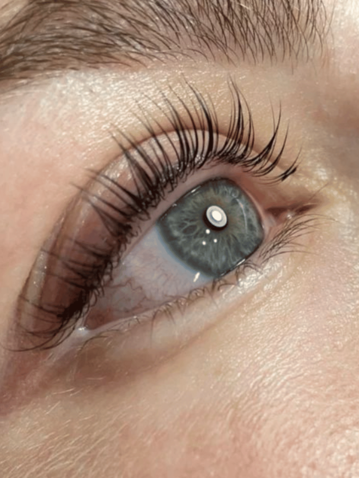 Un primer plano del ojo de una mujer con pestañas largas.