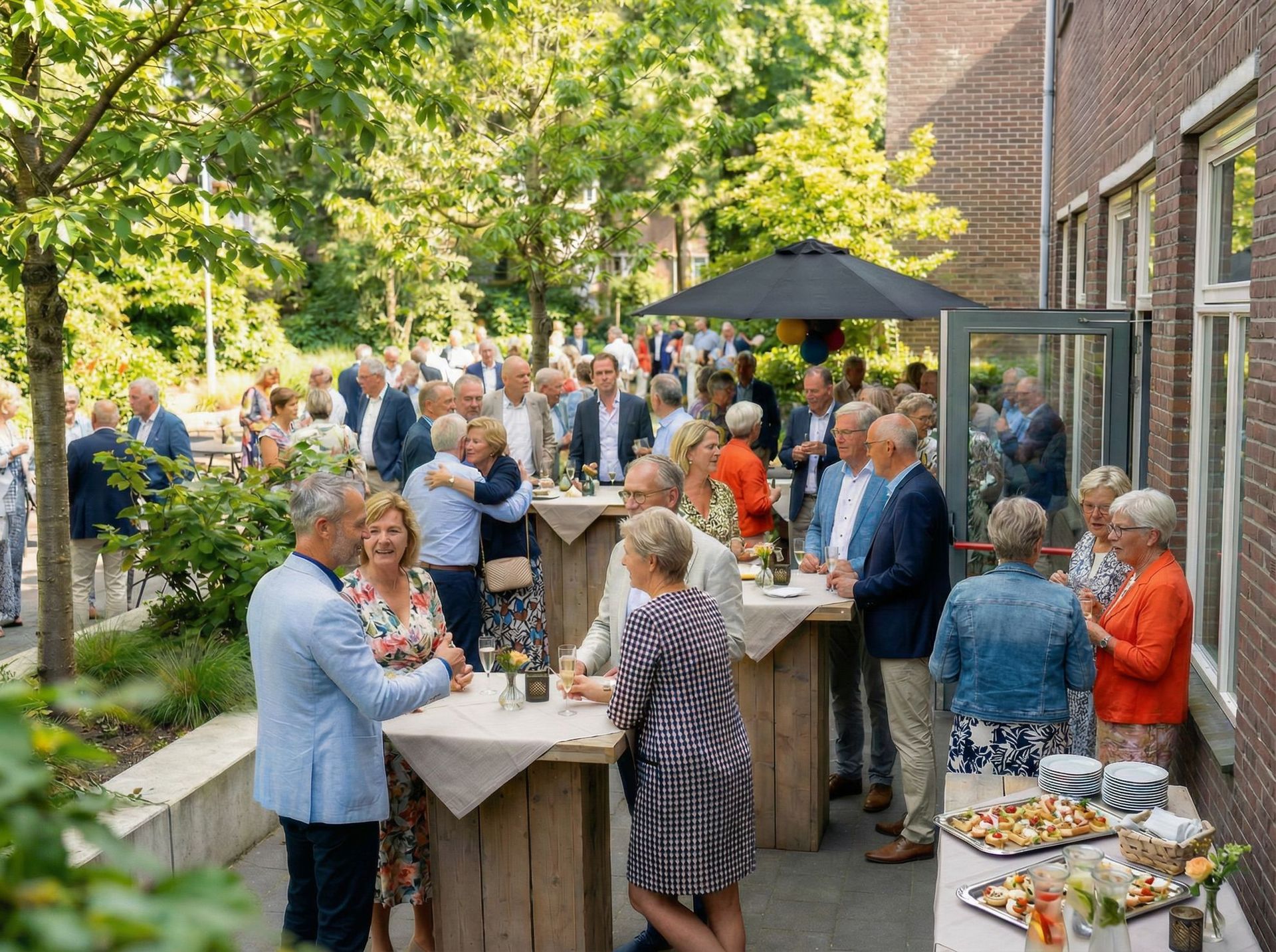 Mensen komen buiten samen, vlakbij een bakstenen gebouw.
