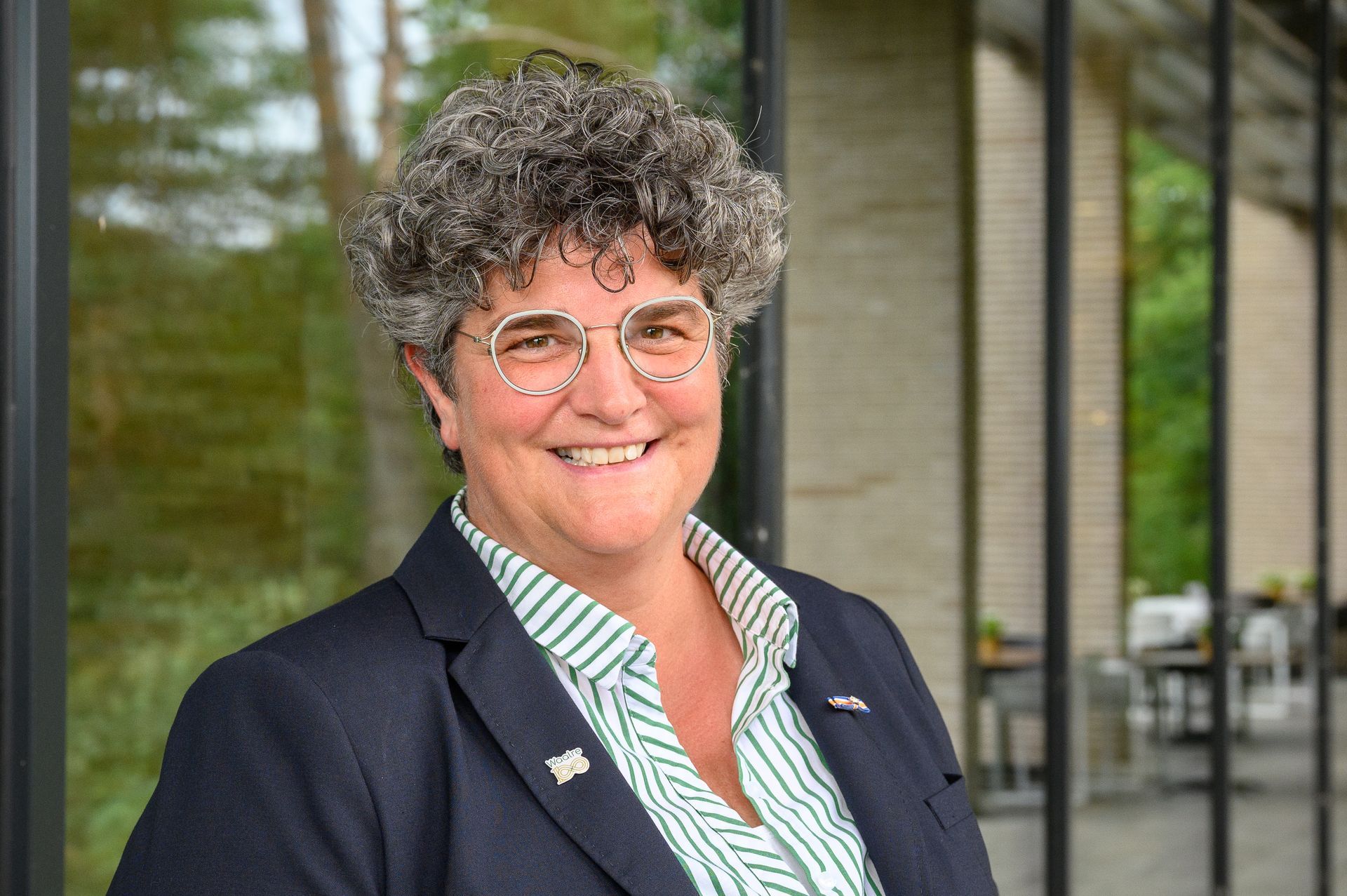 Een man en een vrouw zitten aan een tafel met elkaar te praten.