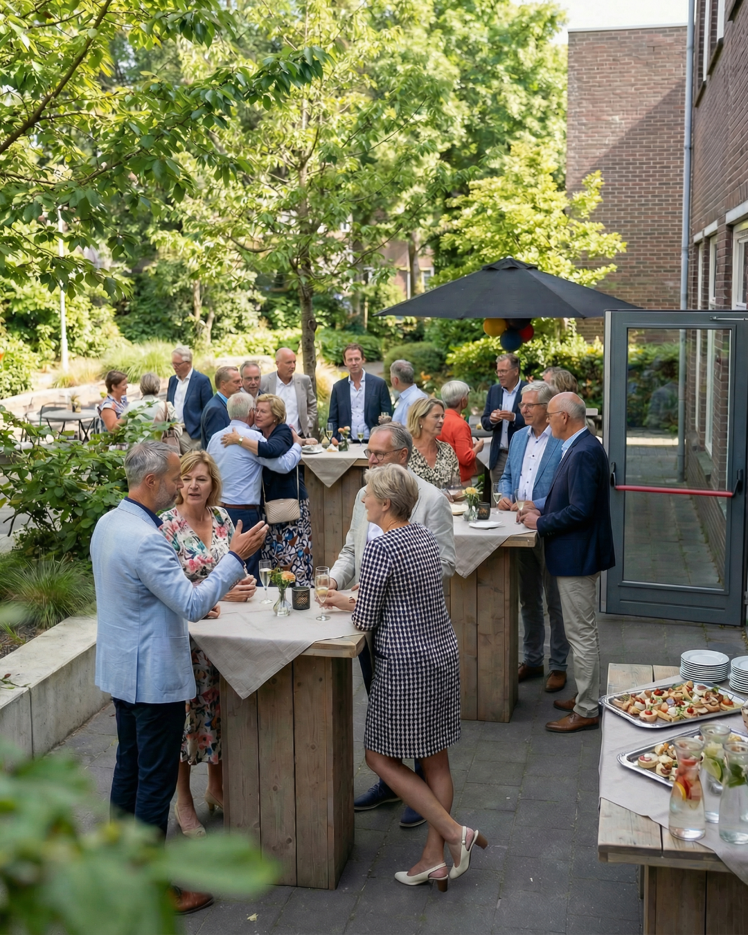 Een bijeenkomst in de buitenlucht waar mensen gezellig samen zijn rond houten tafels.