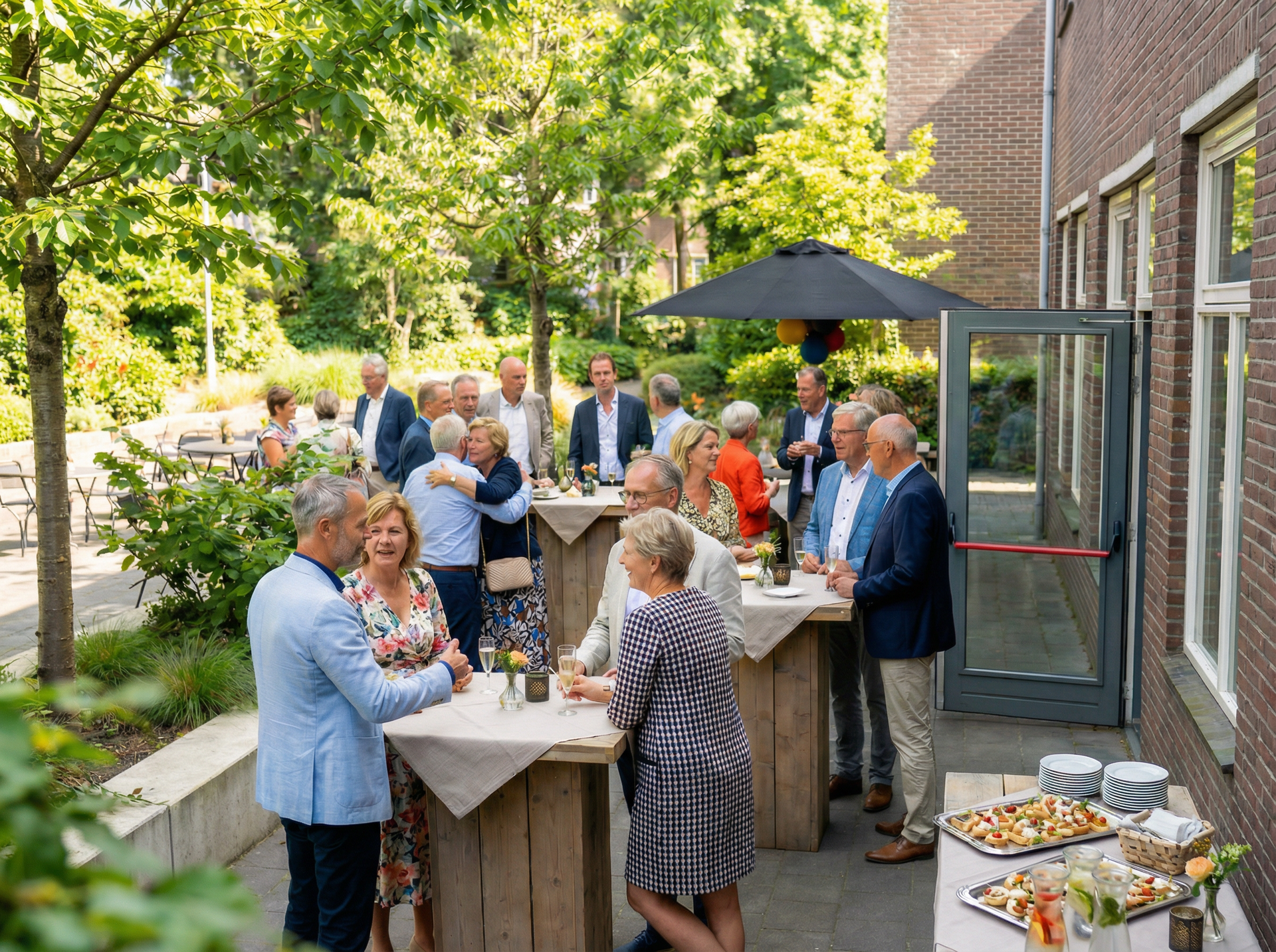 Een groep mensen geniet van eten en drinken op een terras. Op de achtergrond zijn bomen en een bakst