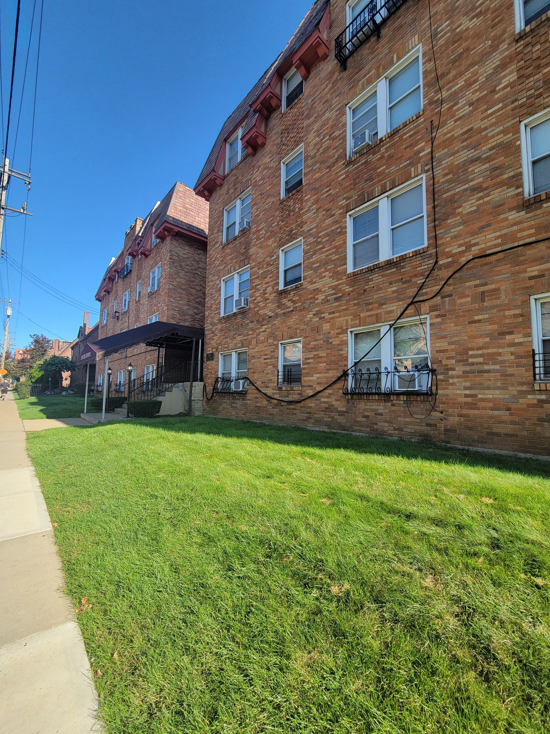 Thames Manor Apartments