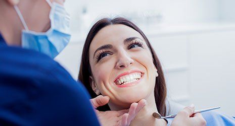 Dentista controlla donna sorridente