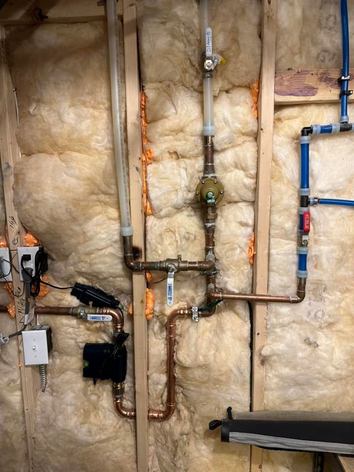 A bunch of pipes are hanging on a wall.
