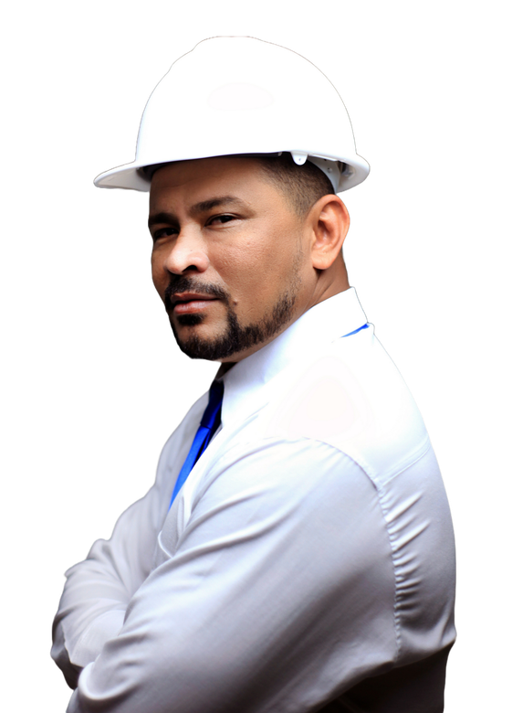 Um homem usando um capacete e uma camisa branca está de pé com os braços cruzados.