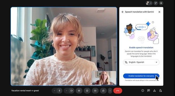 Tradução simultânea Mulher loira em tela do Google Meet acessando tradução simultânea do Gemini