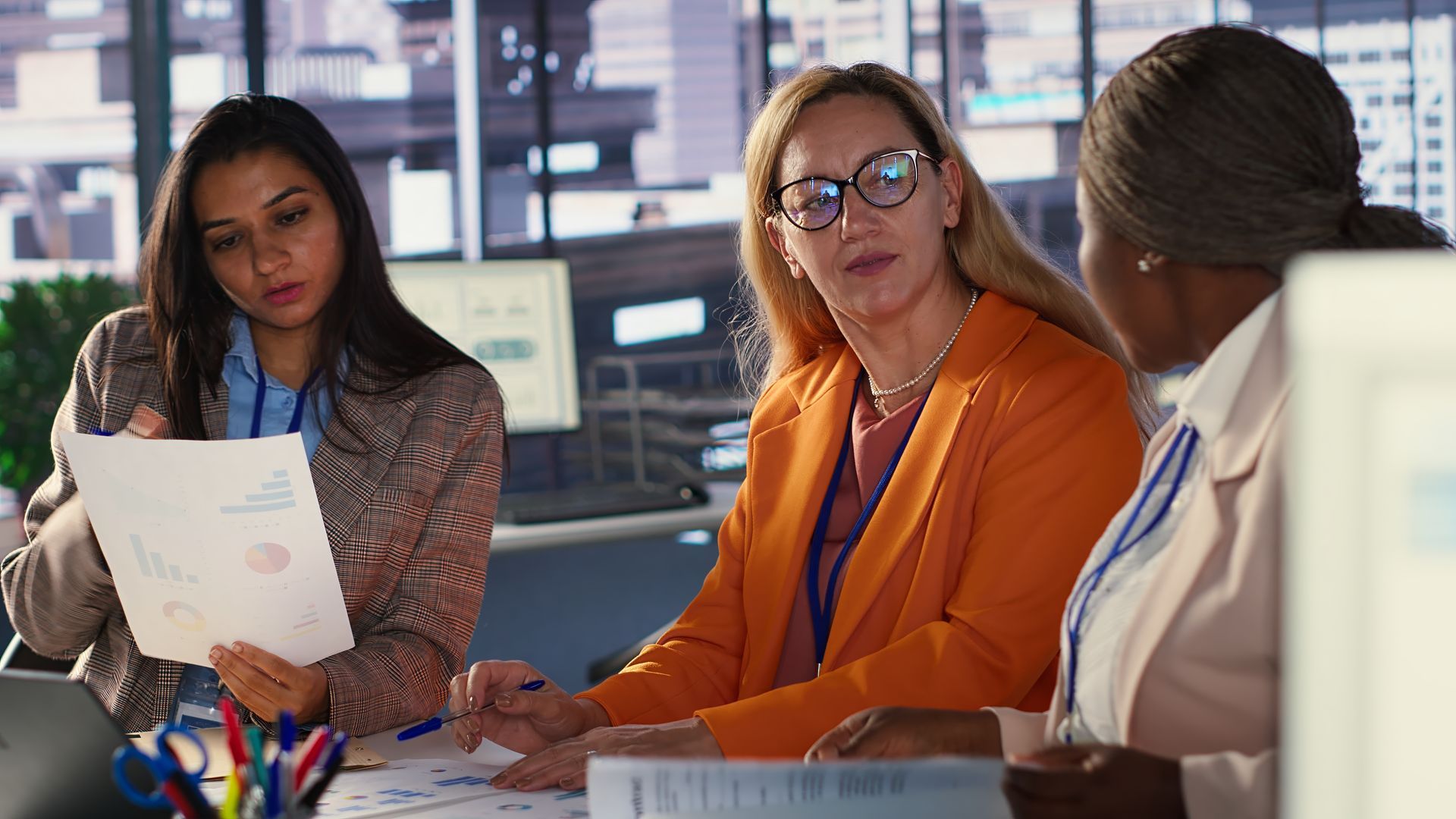 Mulheres executivas em reunião de planejamento.