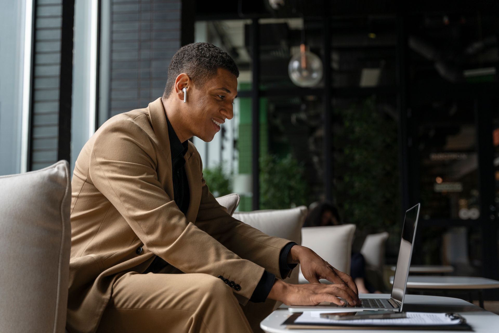 Homem negro trabalhando do sofá