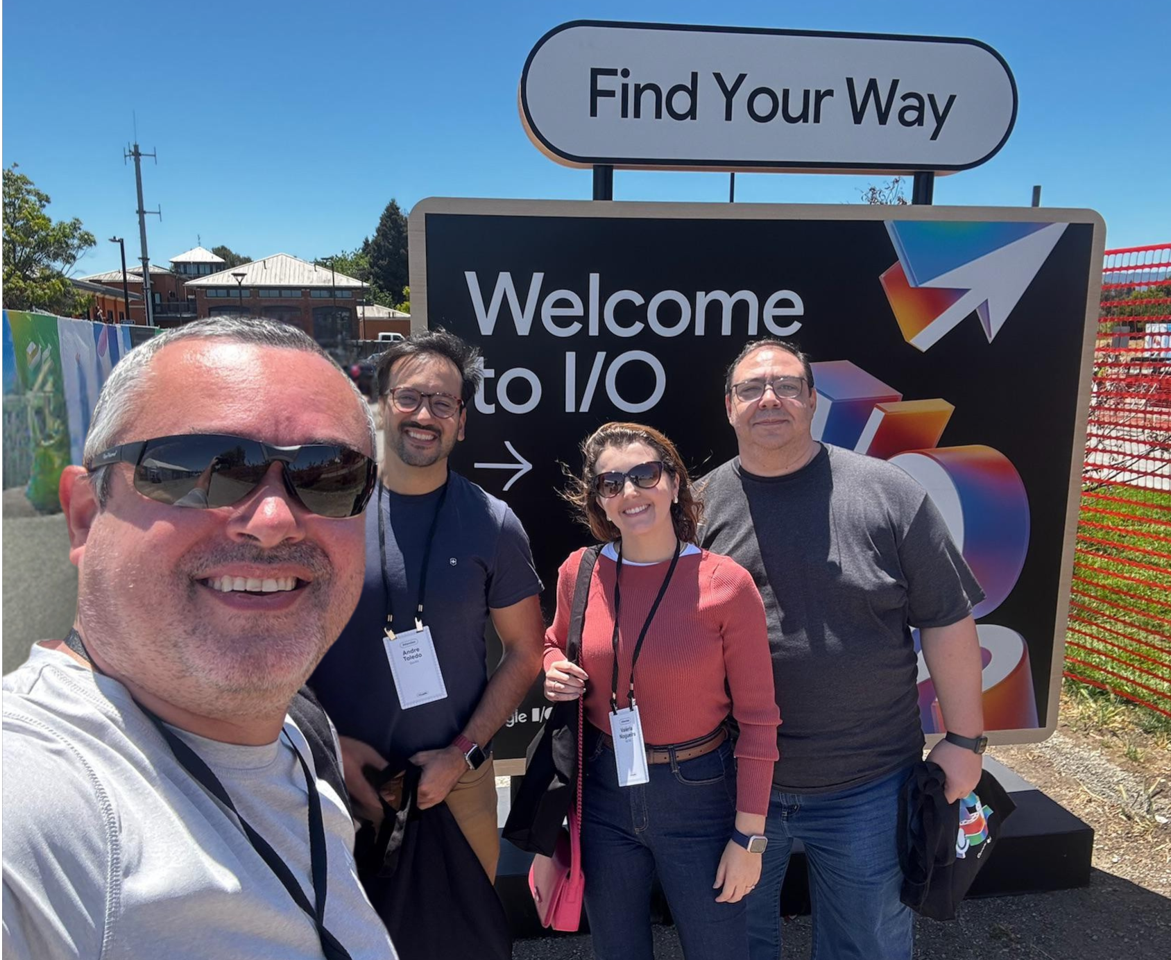 Time Sec4U em frente a entrada do evento Google I/O.