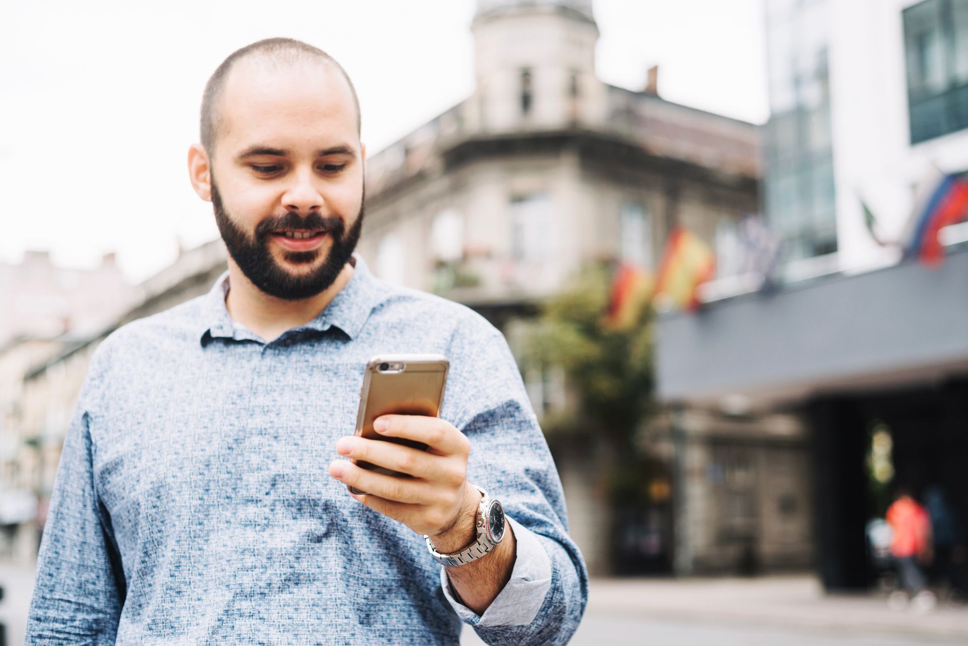 Homem branco usando celular ao ar livre