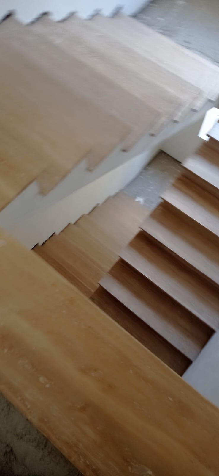 Primo piano di una scala in marmo