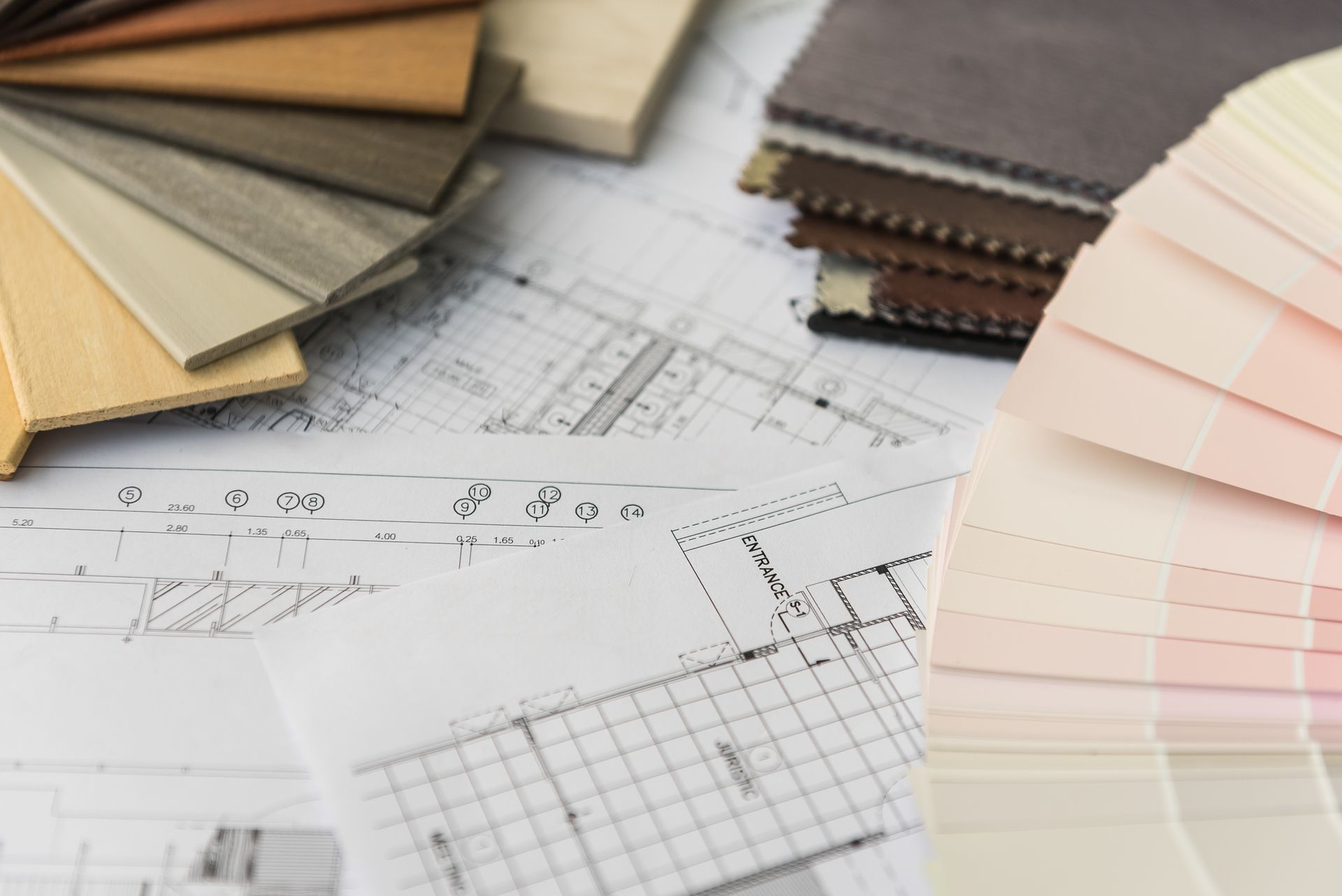 Materiali per l'interior design: campioni di vernice, campioni di tessuto, legno e progetti.