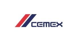 Logotipo de CEMEX, empresa de materiales de construcción, que presenta líneas rojas y azules inclinadas junto a la palabra