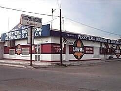 Vista exterior de una ferretería,