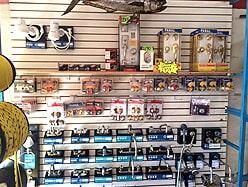 Exhibición de ferretería con diversas herramientas y suministros en estantes.