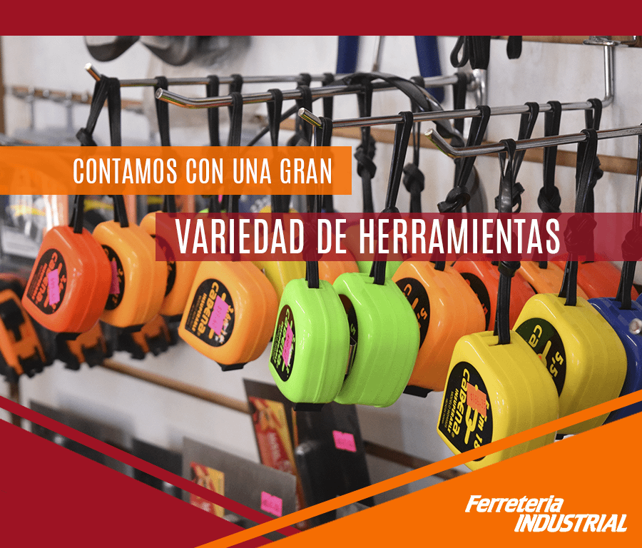 Variedad de cintas métricas de colores colgadas en exhibición en una ferretería.