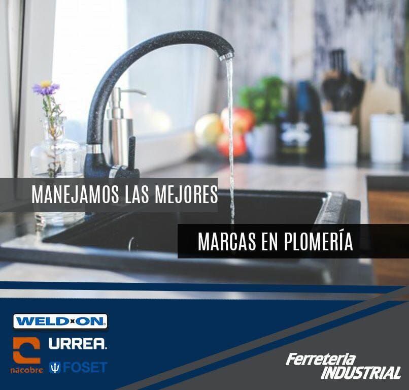 Fregadero de cocina con agua corriente; anuncio de marcas de fontanería. Texto superpuesto: «Trabajamos con las mejores marcas de fontanería».