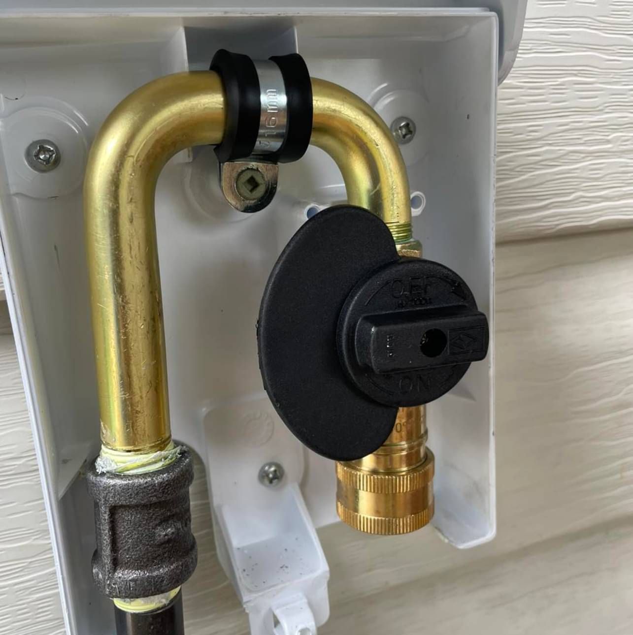 A close up of a hose with a black knob on it