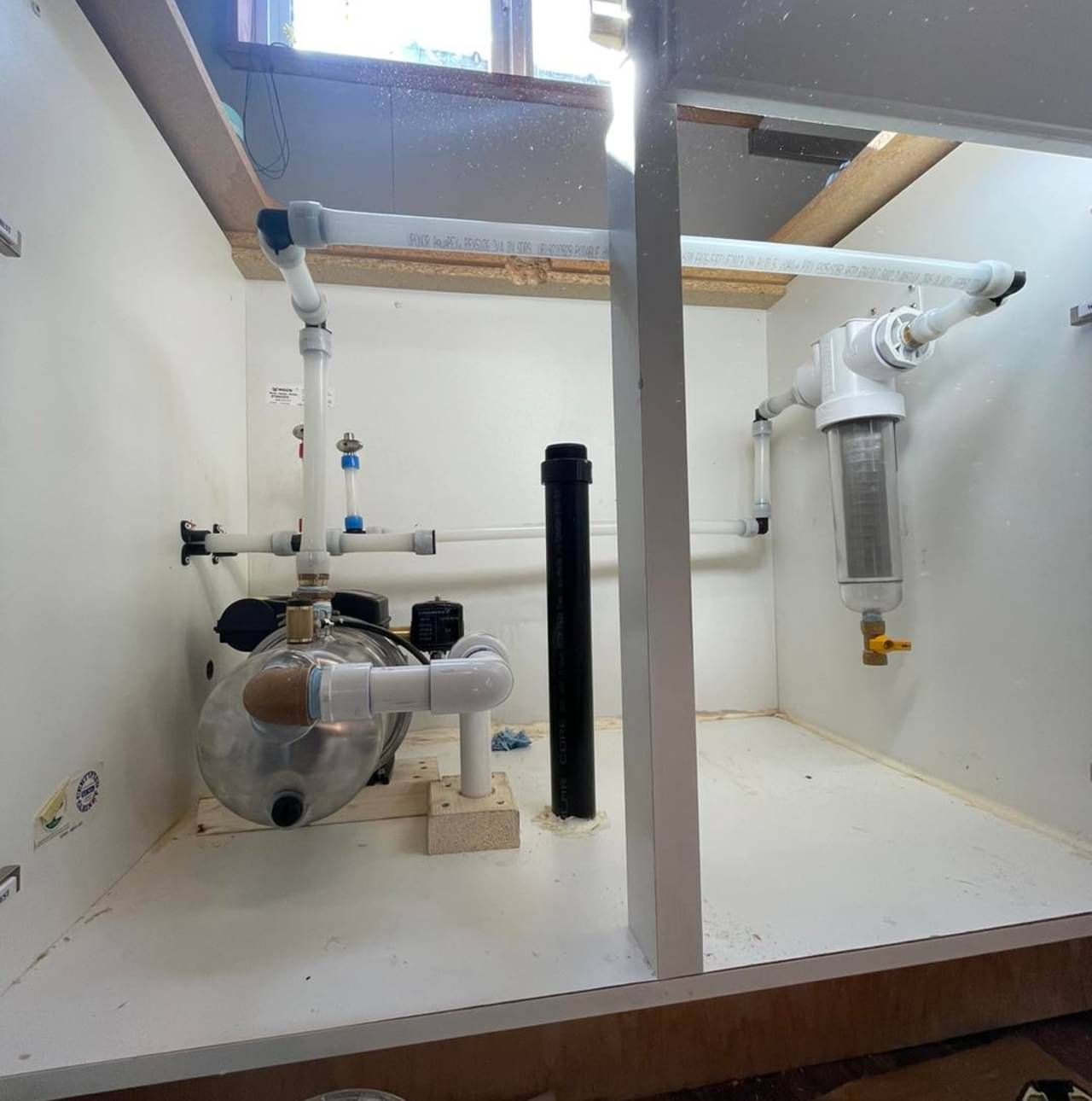 A room with a lot of pipes in it