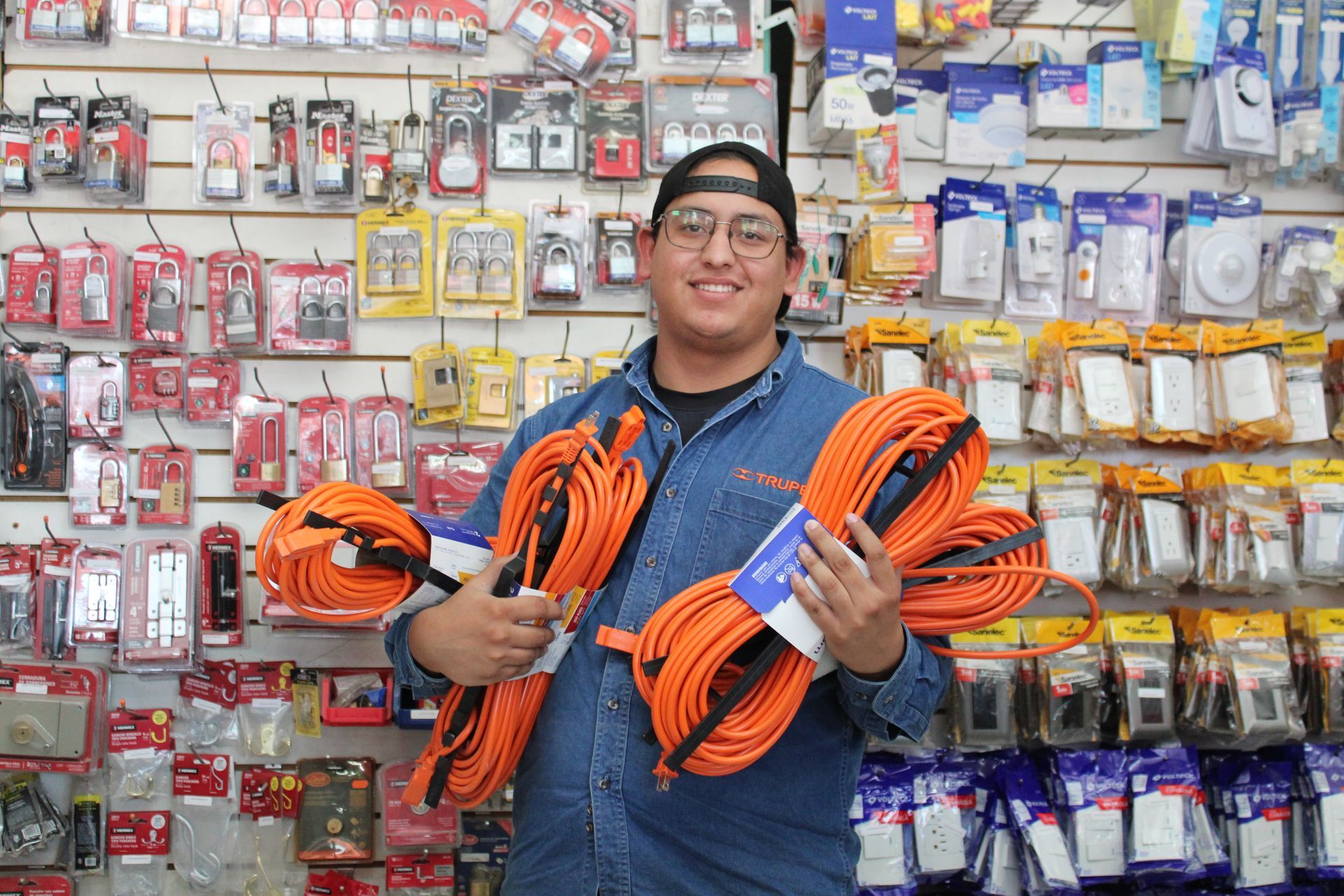 Ferretería y Materiales Agüero - Material eléctrico y tornillería