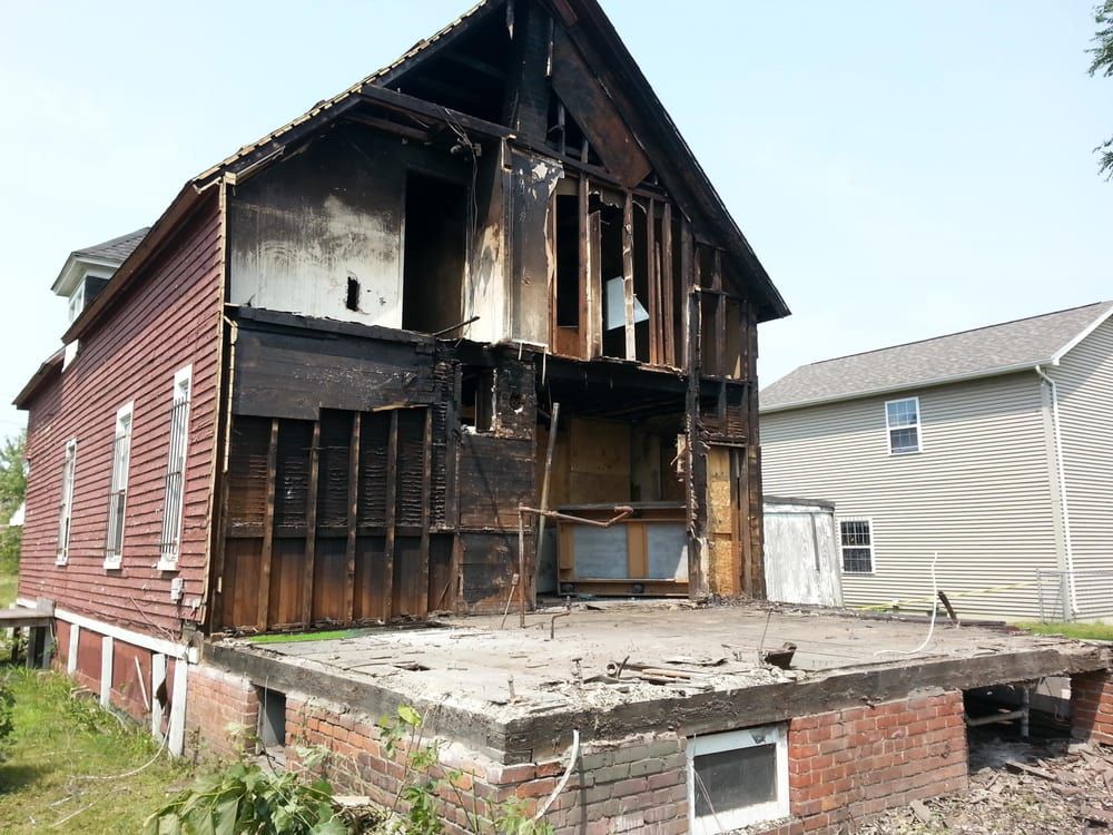 A brick house with a roof that is missing