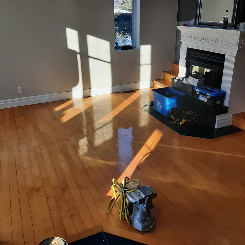 Un salon avec parquet et cheminée