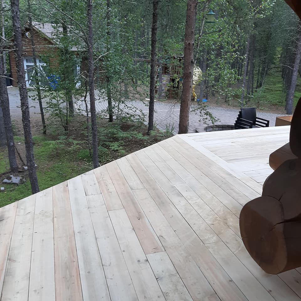 Une terrasse en bois avec vue sur une forêt
