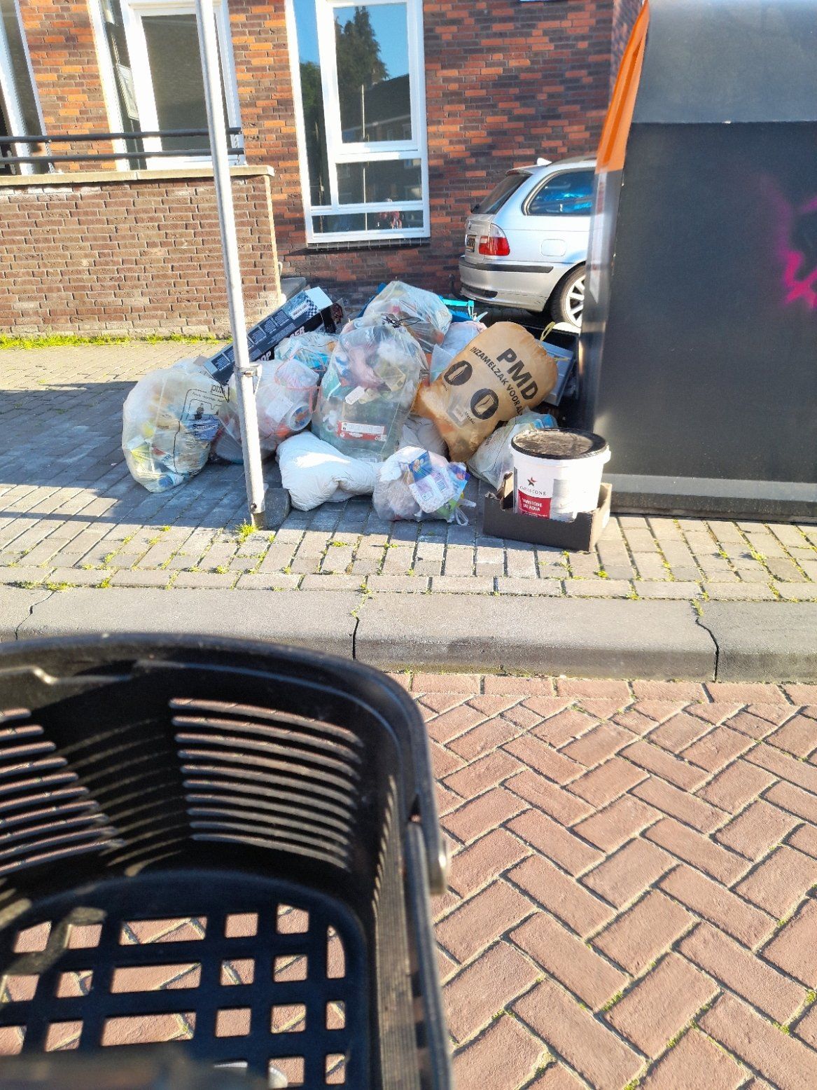 Er ligt een hoop afval langs de kant van de weg