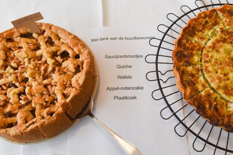 Een taart en een quiche liggen op een rooster