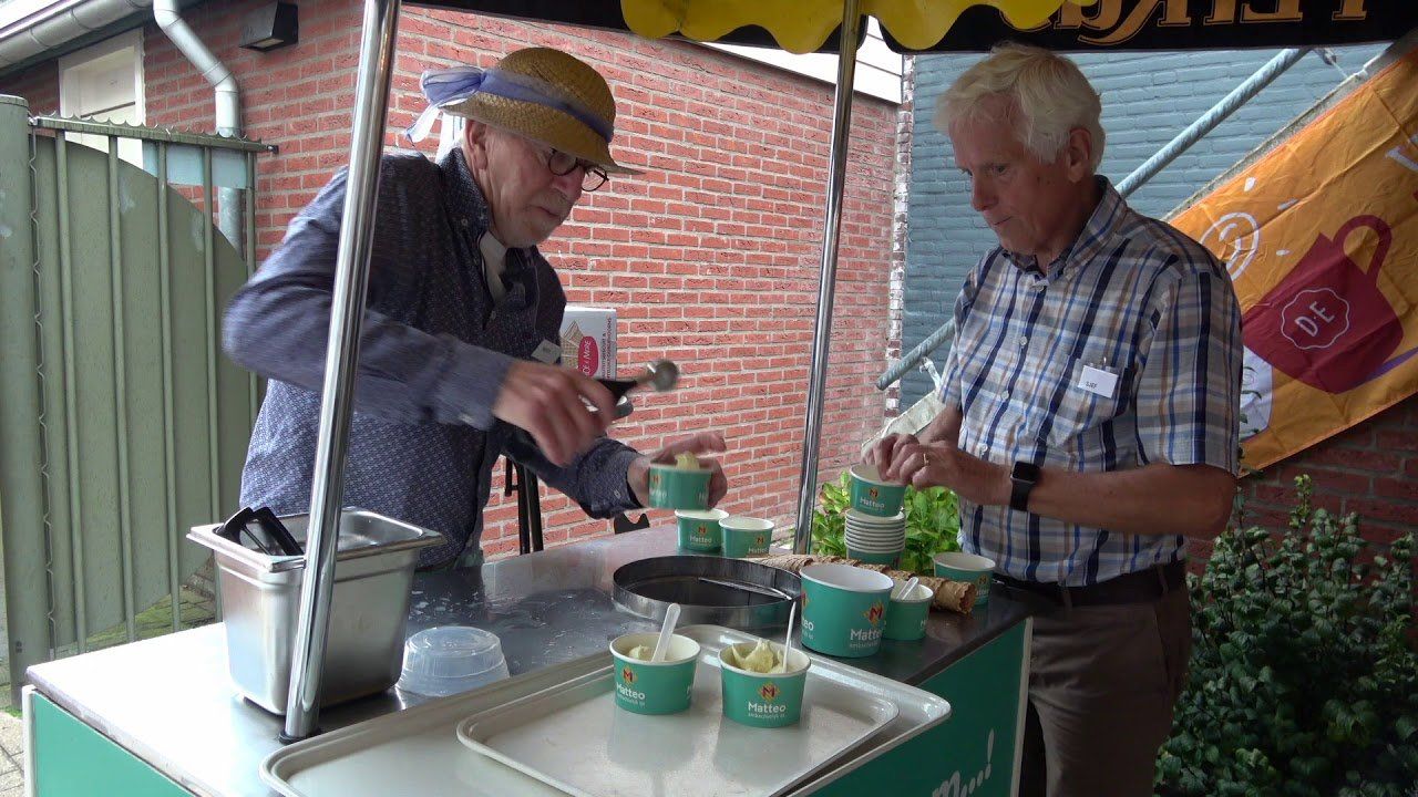Twee mannen staan voor een eetkarretje.