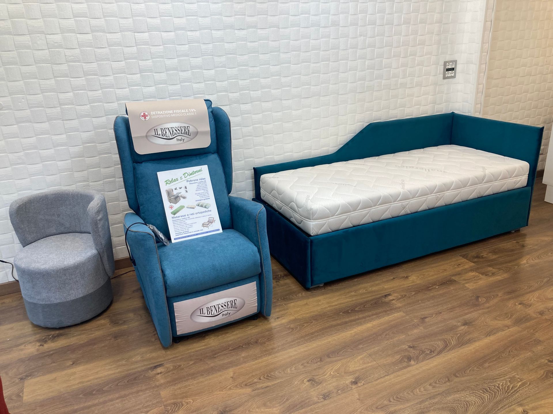 poltrona e letto blu petrolio