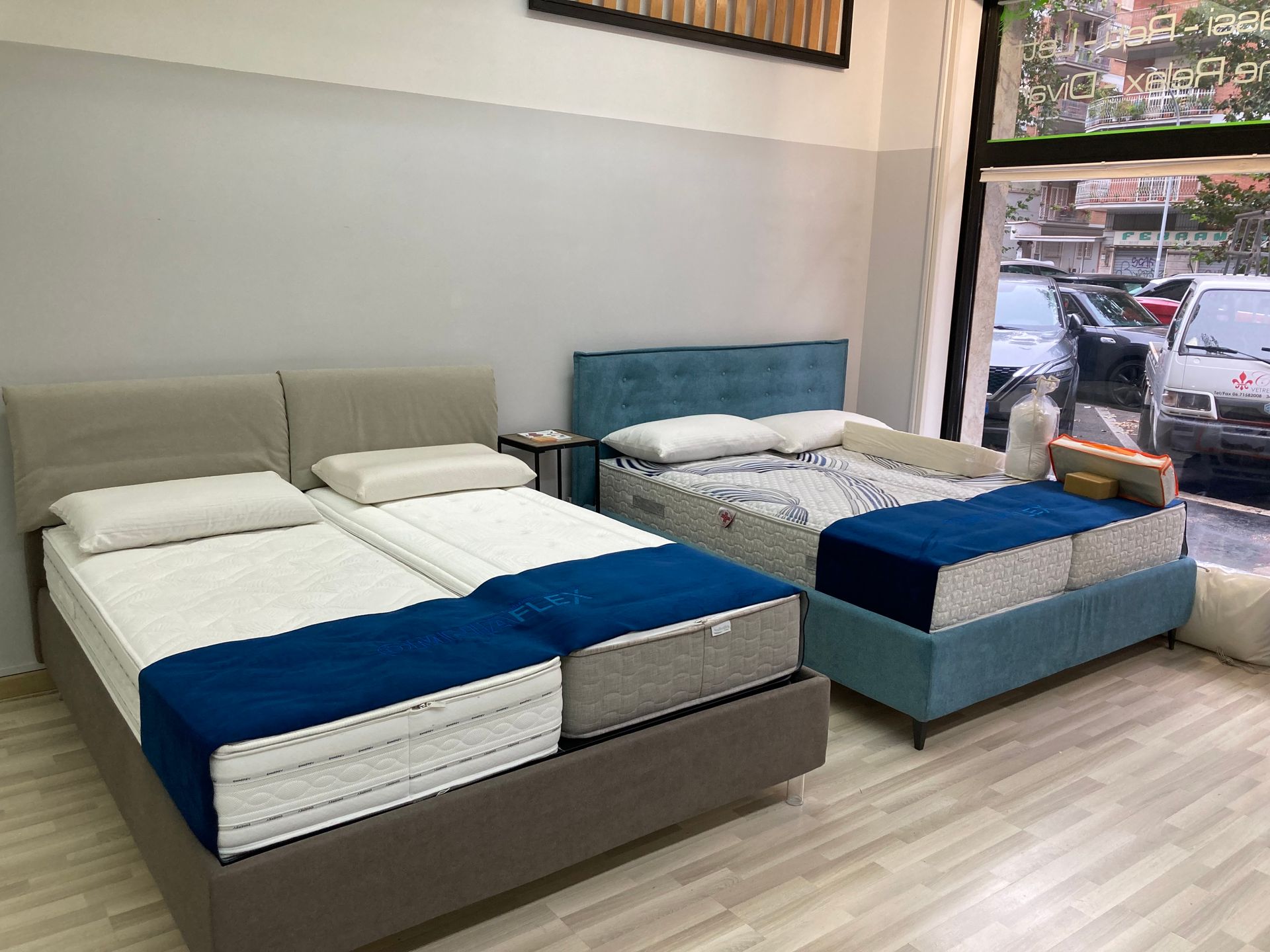 showroom con letti e materassi in blu e grigio