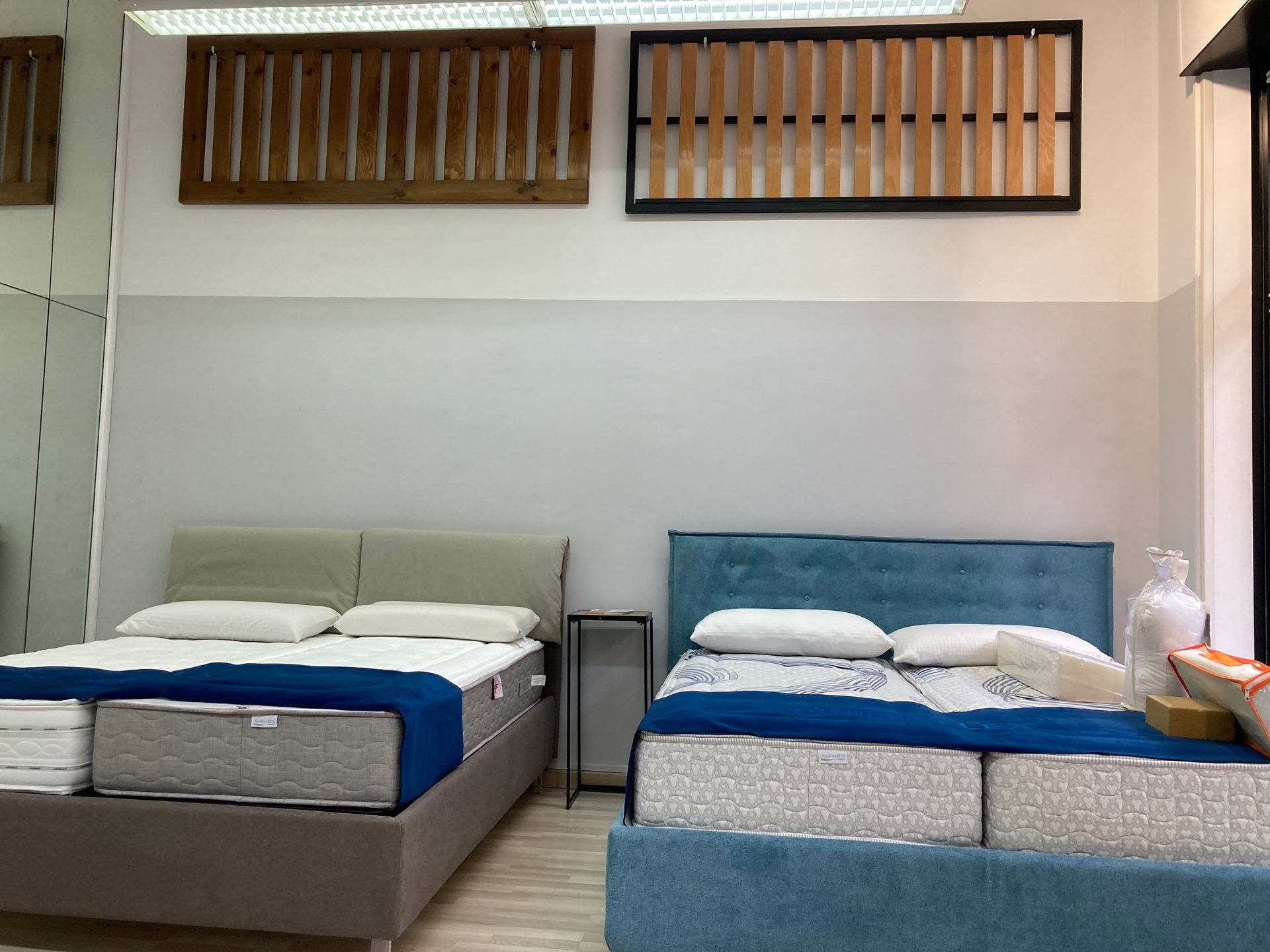 showroom con letti e materassi in blu e grigio