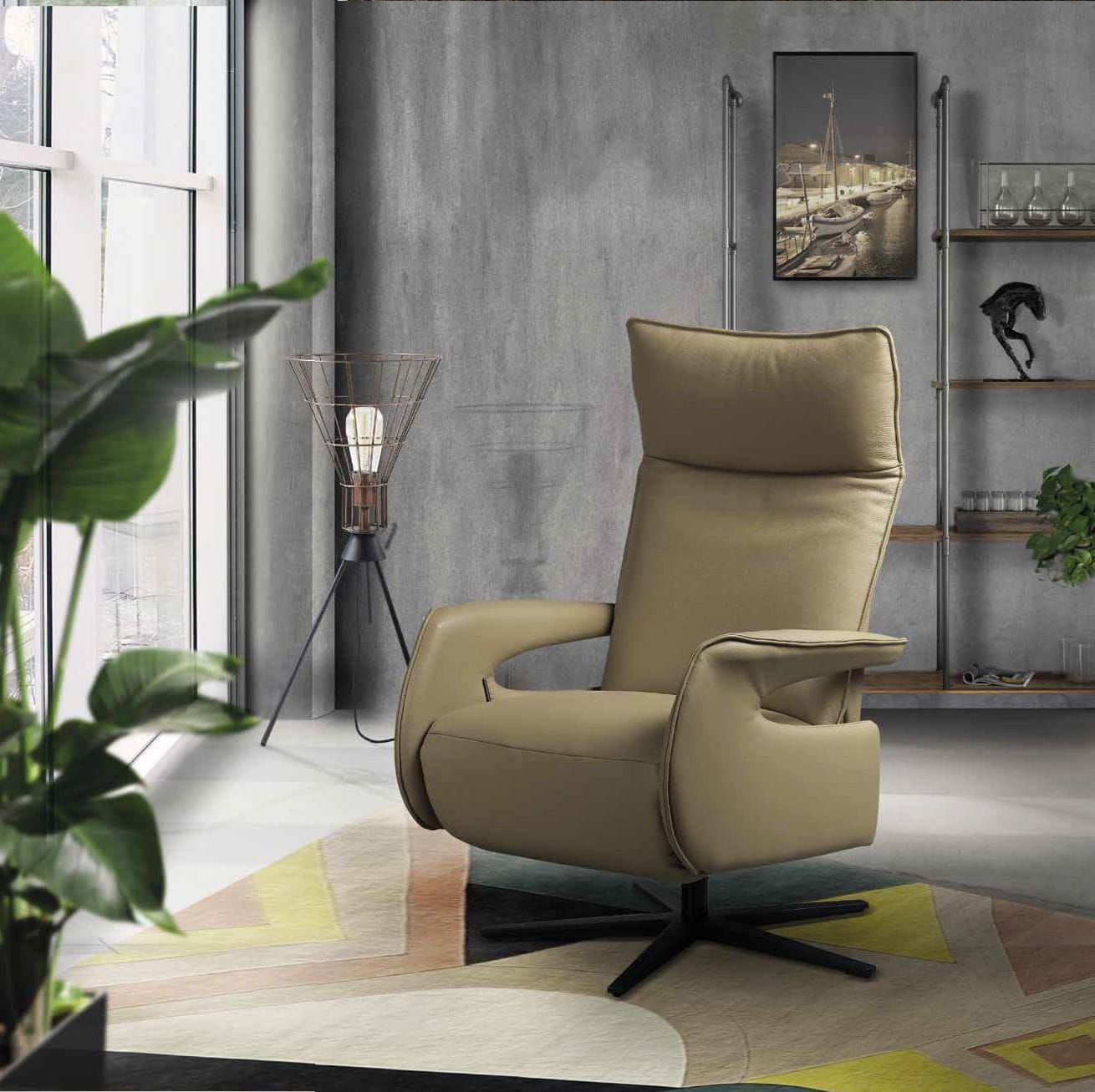 Poltrona di design a Roma con basamento girevole modello Aida