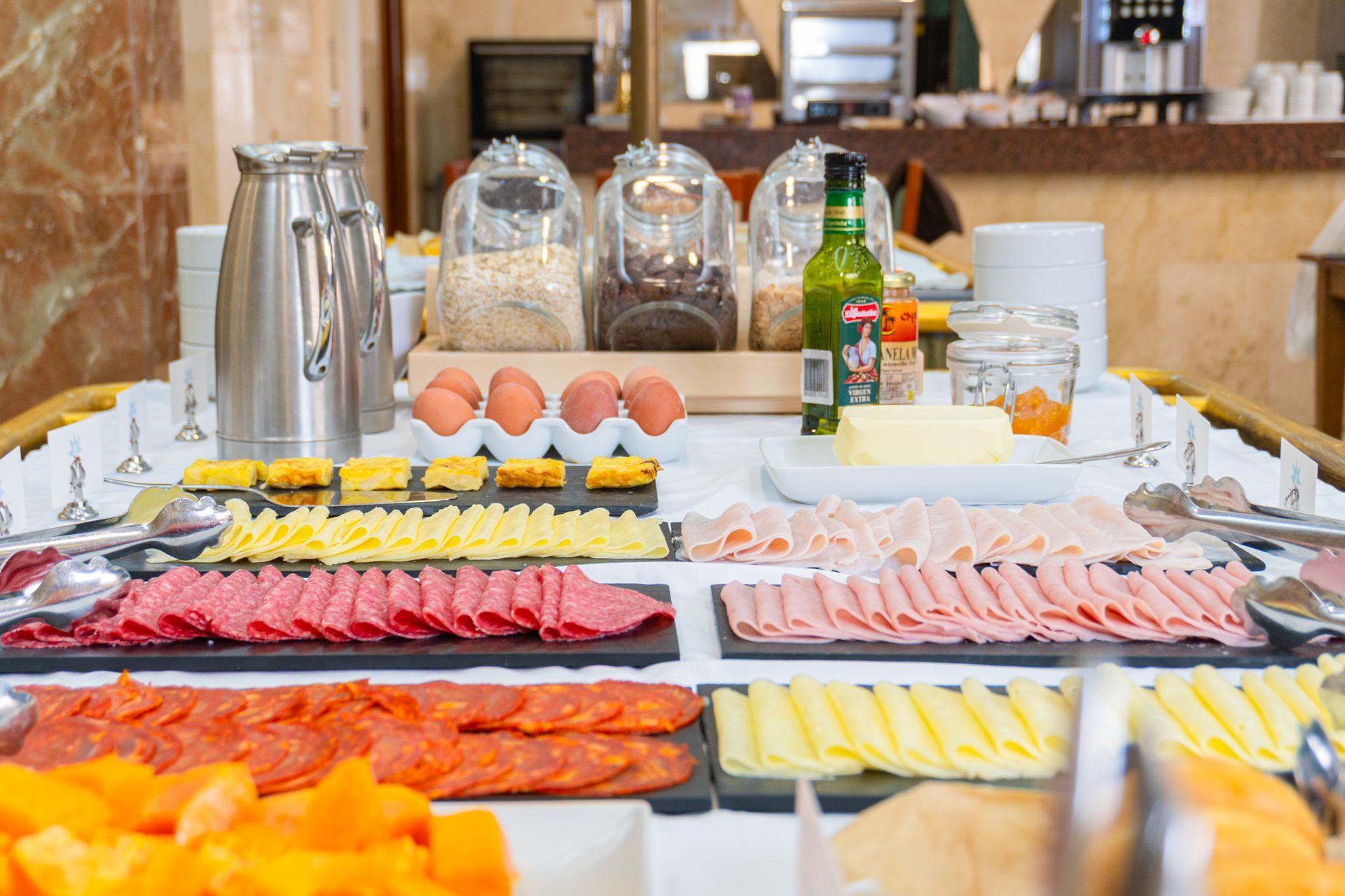 Una mesa cubierta con platos de comida y tazones de sopa.