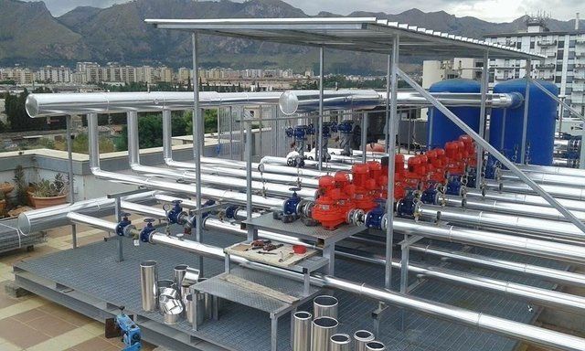 Condutture di aerazione sul tetto di un edificio