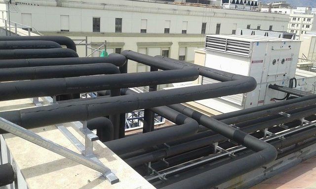 Condutture di aerazione su un tetto