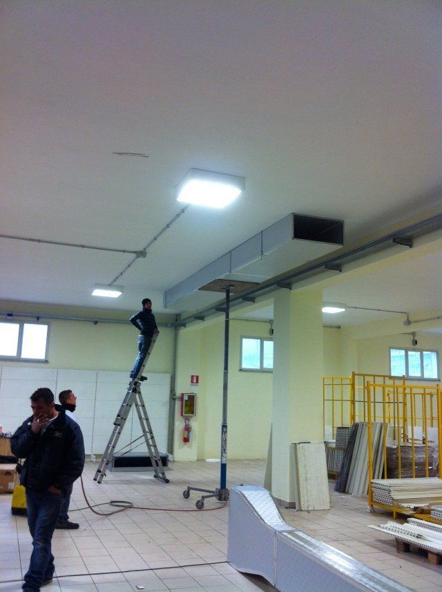 operai per installazione tubi di aerazione