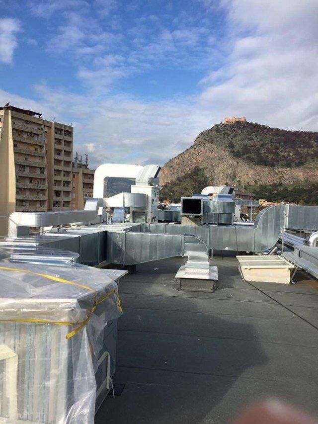 tetto con impianto di aerazione industriale