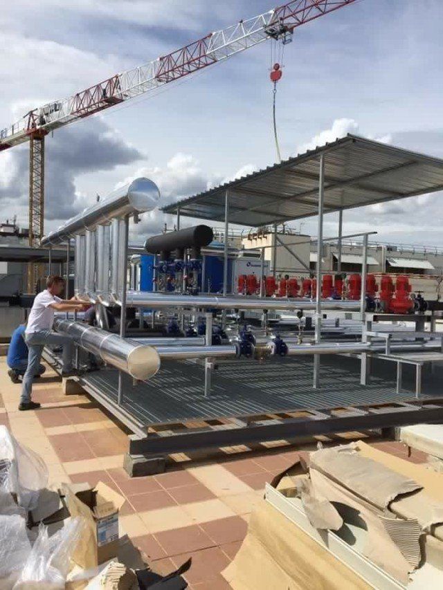 tecnici per condotto di aerazione su un tetto