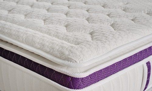 un materasso con il bordo viola