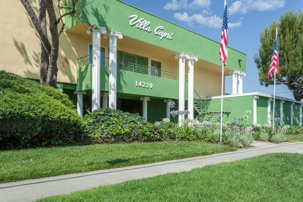 A green building with the word villa capri on it
