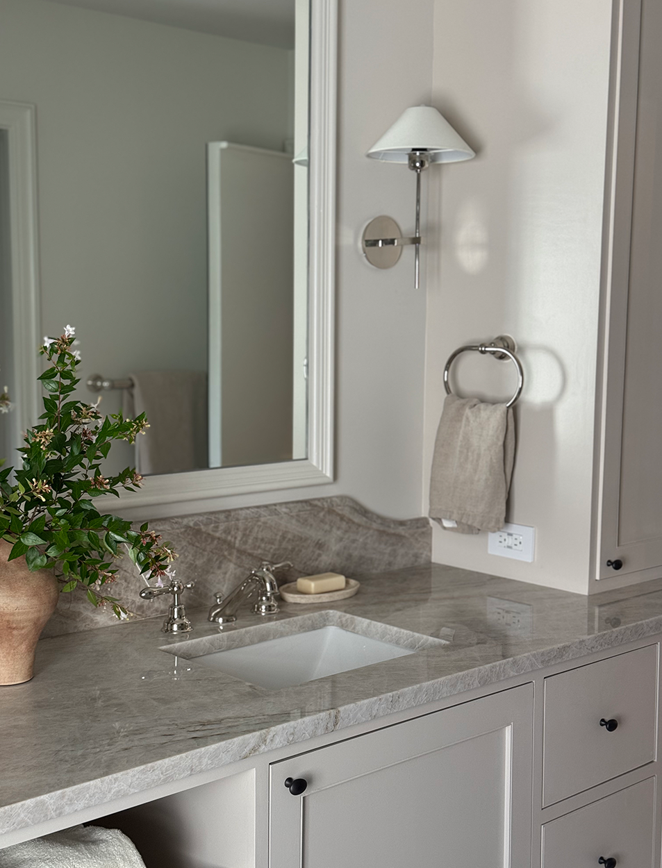 A bathroom with a sink and a mirror