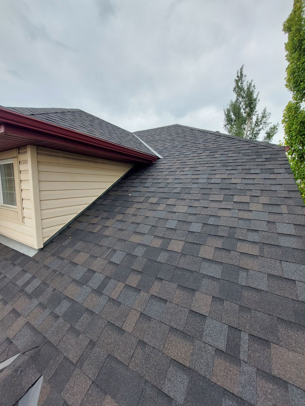 A house with a roof that has a lot of shingles on it.