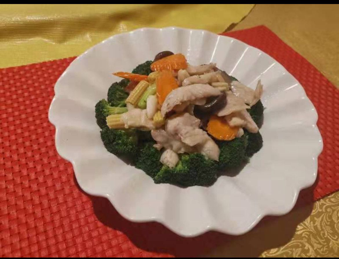 A plate on a table with vegetables — Red Lantern Chinese Restaurant In Palmerston City, NT