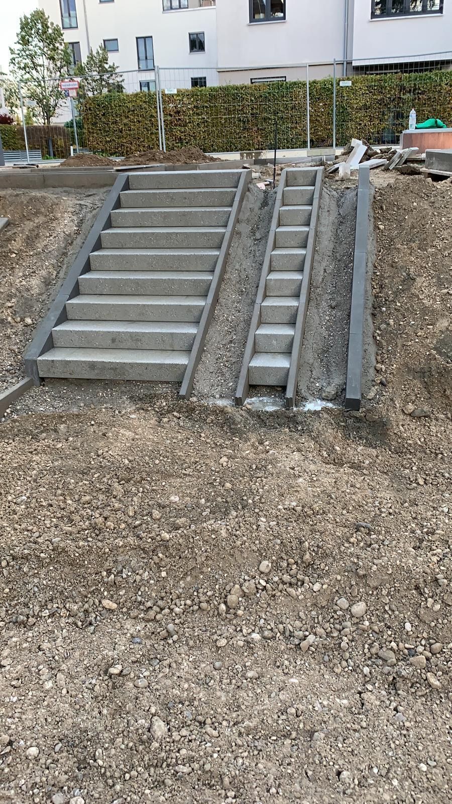 Eine Treppe, die auf einem Feld einen Hügel hinaufführt.