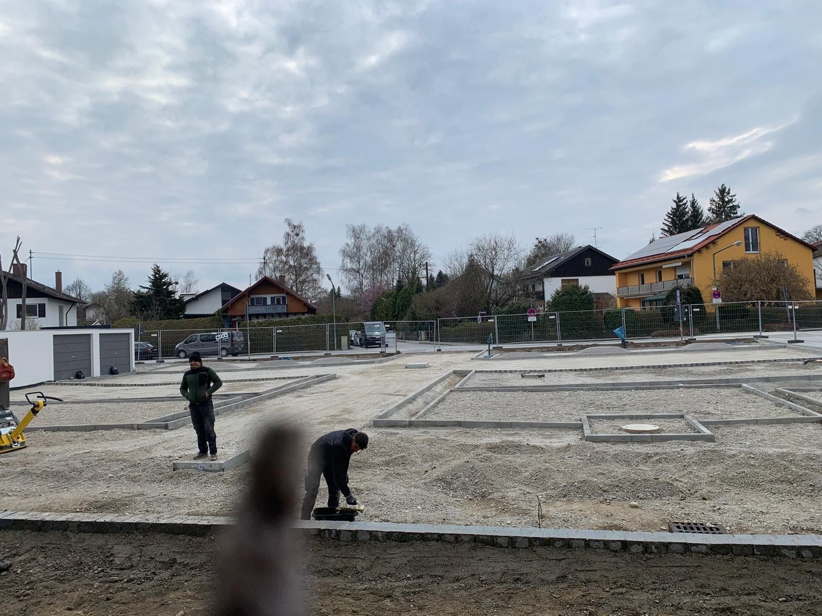 Eine Gruppe von Menschen arbeitet auf einer Baustelle.