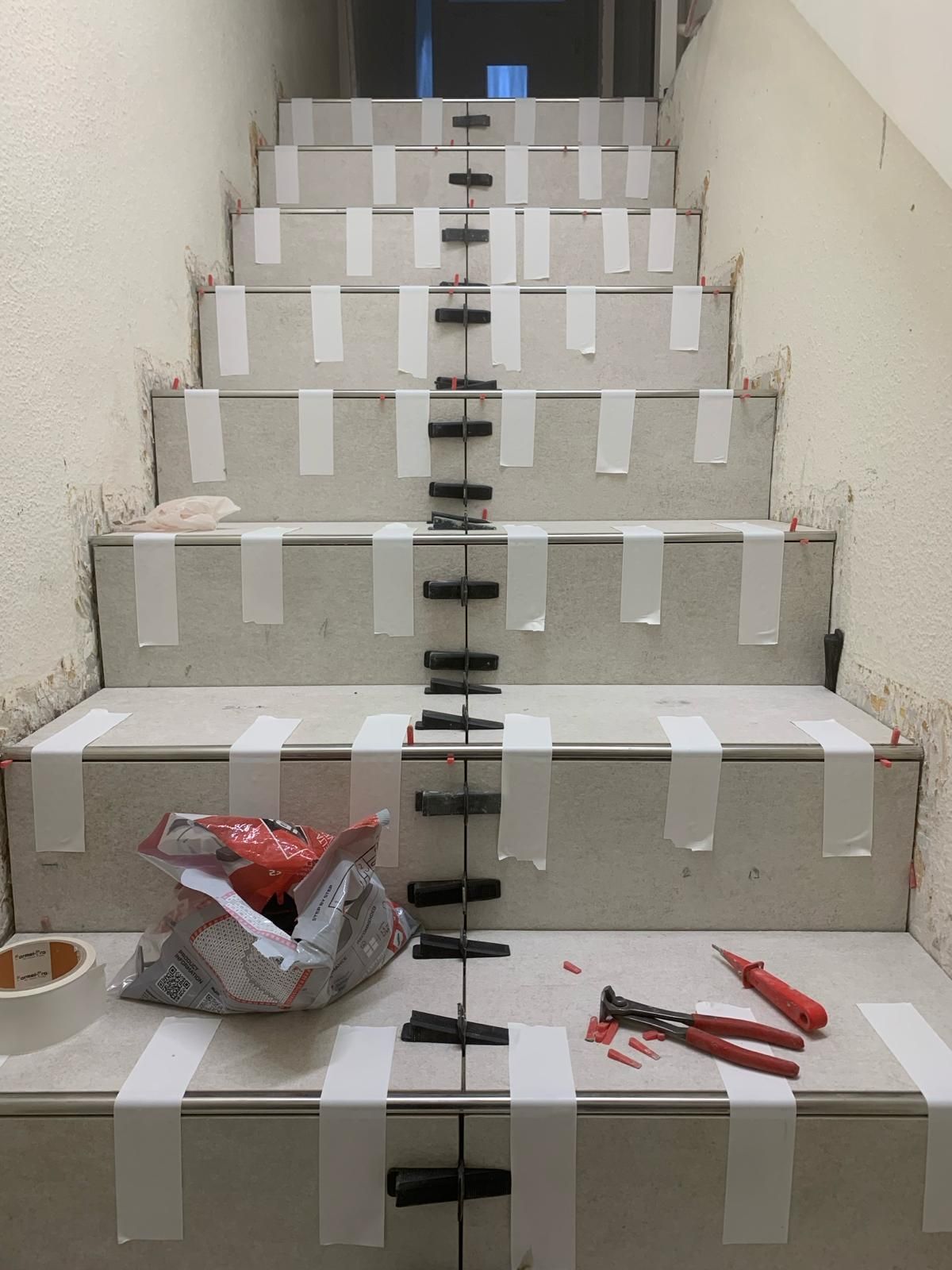 Eine Reihe von Treppen, die mit Klebeband zusammengeklebt werden