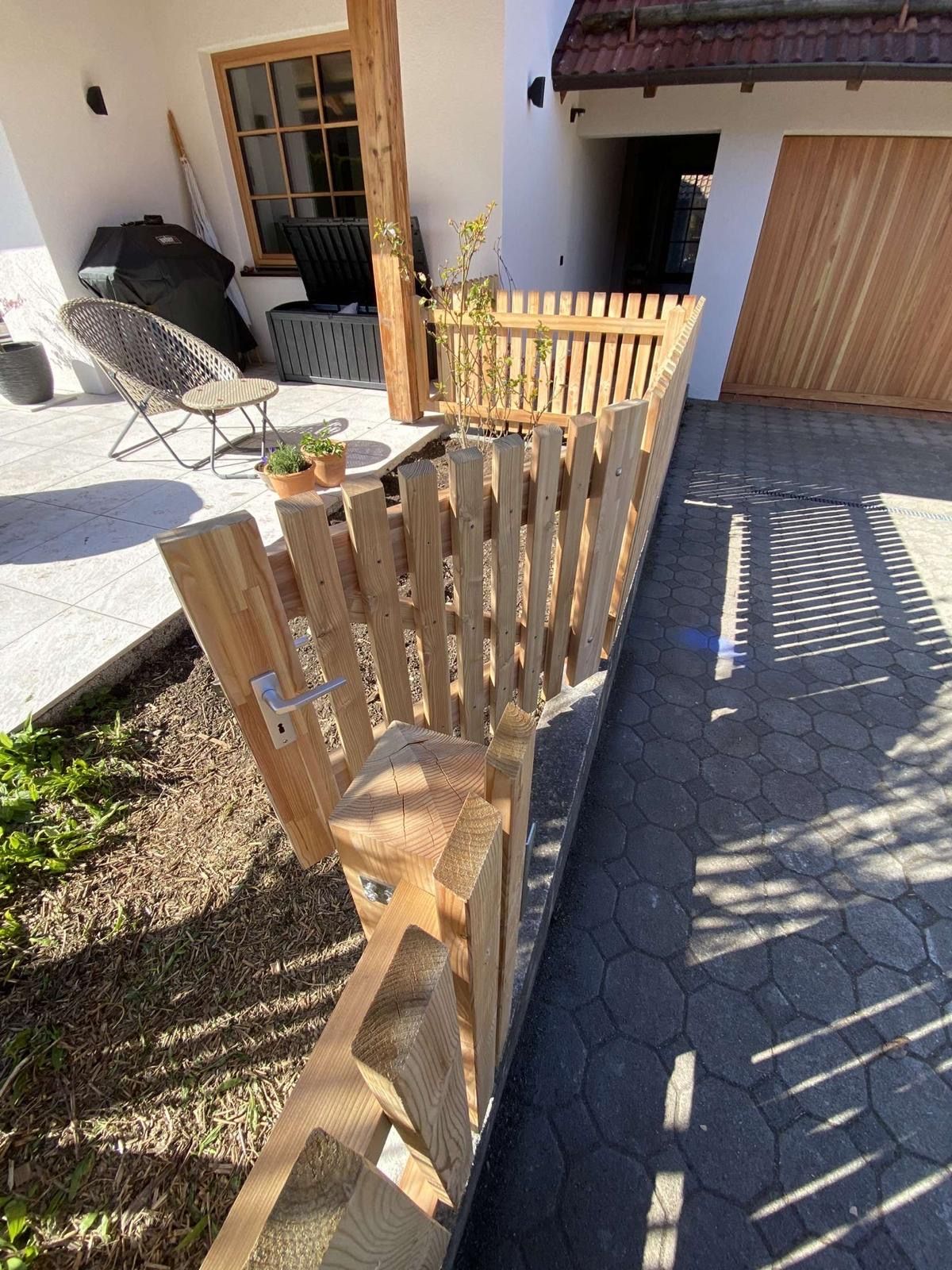 Eine Luftaufnahme eines Holzzauns vor einem Haus.