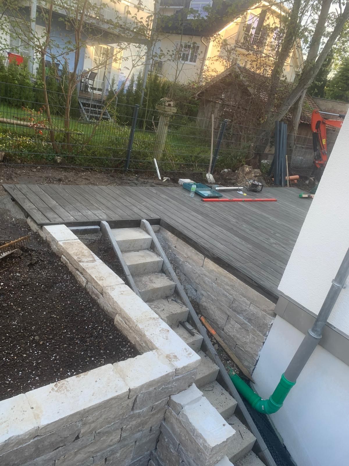 Ein Holzdeck mit einer Treppe, die hinaufführt